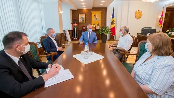 Президент Молдовы Игорь Додон провел рабочую встречу с представителем Армянской общины Молдовы Геннадием Бабаяном и с представителем Конгресса азербайджанцев Молдовы Фейрузом Исаевым (30 июля 2020). Кишинев - Sputnik Армения