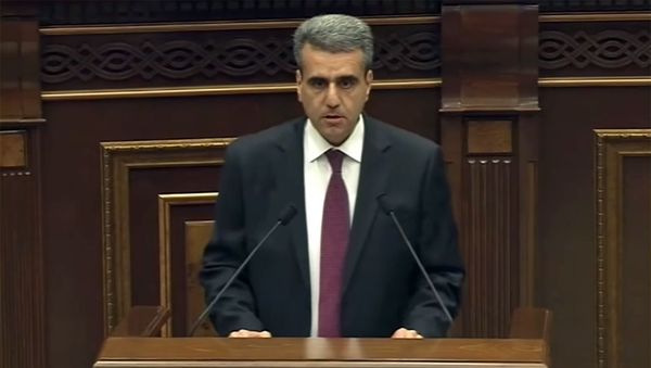 Ерванд Хундкарян на очередном заседании Национального Собрания Армении (11 сентября 2018). Еревaн Ерванд Хундкарян на очередном заседании Национального Собрания Армении (11 сентября 2018). Еревaн - Sputnik Армения