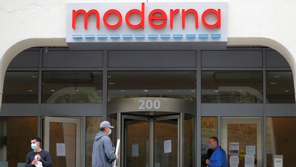 Логотип Moderna Therapeutics над штаб-квартирой, которая разрабатывает вакцину против коронавирусной болезни (18 мая 2020). Кембридж - Sputnik Армения