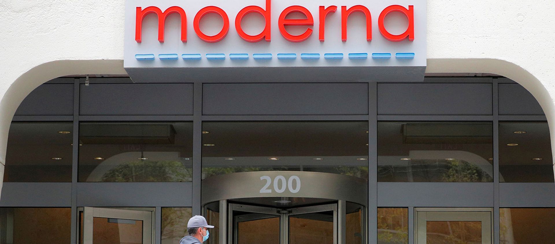 Логотип Moderna Therapeutics над штаб-квартирой, которая разрабатывает вакцину против коронавирусной болезни (18 мая 2020). Кембридж - Sputnik Արմենիա, 1920, 06.05.2021