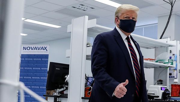 Президент США Дональд Трамп во время экскурсии по инновационному центру Fujifilm Diosynth Biotechnologies, фармацевтическому производственному заводу, где разрабатываются компоненты для вакцины-кандидата Novavax (27 июля 2020). Моррисвилле - Sputnik Армения