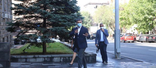 Председатель партии Отечество Артур Ванецян у здания СНБ Армении (31 июля 2020). Еревaн - Sputnik Արմենիա