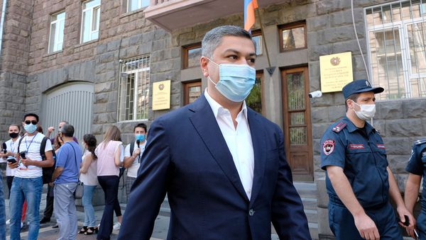 Председатель партии Отечество Артур Ванецян у здания СНБ Армении (31 июля 2020). Еревaн - Sputnik Армения