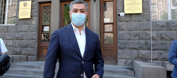 Председатель партии Отечество Артур Ванецян у здания СНБ Армении (31 июля 2020). Еревaн - Sputnik Արմենիա