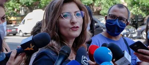 Адвокат Лусине Саакян отвечает на вопросы журнал;истов после выхода из здания СНБ Армении (31 июля 2020). Еревaн - Sputnik Արմենիա