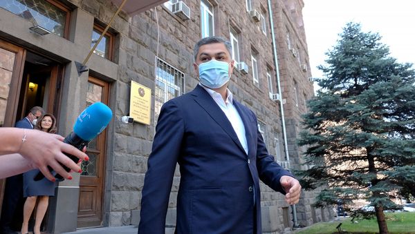 Председатель партии Отечество Артур Ванецян выходит из здания СНБ Армении (31 июля 2020). Еревaн - Sputnik Армения