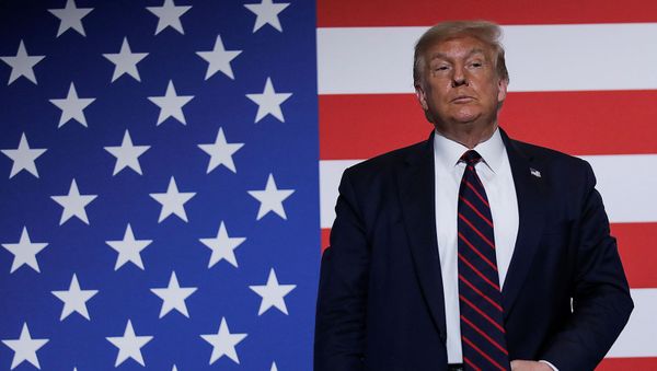 Президент США Дональд Трамп стоит перед американским флагом, участвуя в круглом столе по донорству плазмы во время визита в национальную штаб-квартиру Американского Красного Креста (30 июля 2020). Вашингтон Президент США Дональд Трамп стоит перед американским флагом, участвуя в круглом столе по донорству плазмы во время визита в национальную штаб-квартиру Американского Красного Креста (30 июля 2020). Вашингтон - Sputnik Արմենիա