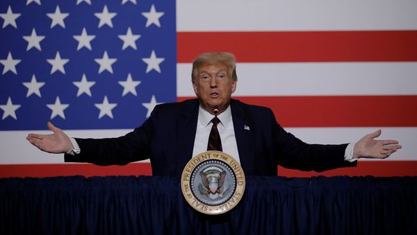 Президент США Дональд Трамп стоит перед американским флагом, участвуя в круглом столе по донорству плазмы во время визита в национальную штаб-квартиру Американского Красного Креста (30 июля 2020). Вашингтон - Sputnik Армения