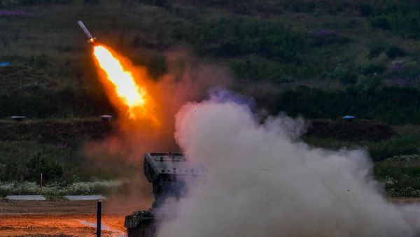 Тяжёлая огнемётная система (ТОС) залпового огня ТОС-1а Солнцепек во время демонстрации ходовых и огневых возможностей (27 июня 2019). Полигон Алабино Тяжёлая огнемётная система (ТОС) залпового огня ТОС-1а Солнцепек во время демонстрации ходовых и огневых возможностей (27 июня 2019). Полигон Алабино - Sputnik Армения