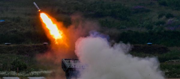 Тяжёлая огнемётная система (ТОС) залпового огня ТОС-1а Солнцепек во время демонстрации ходовых и огневых возможностей (27 июня 2019). Полигон Алабино - Sputnik Արմենիա