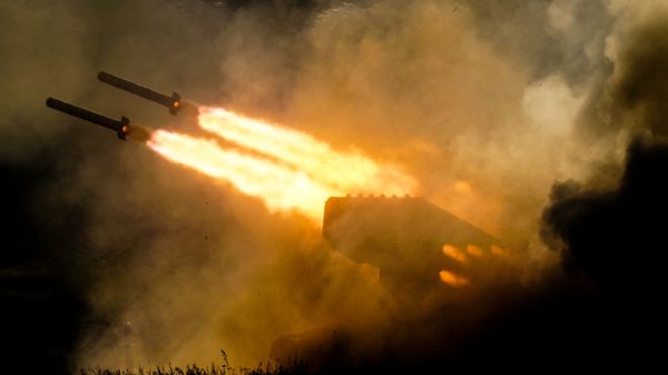Тяжёлая огнемётная система (ТОС) залпового огня ТОС-1а Солнцепек во время динамической экспозиции на выставке «Армия России – завтра» (21 августа 2018). Кубинка - Sputnik Армения