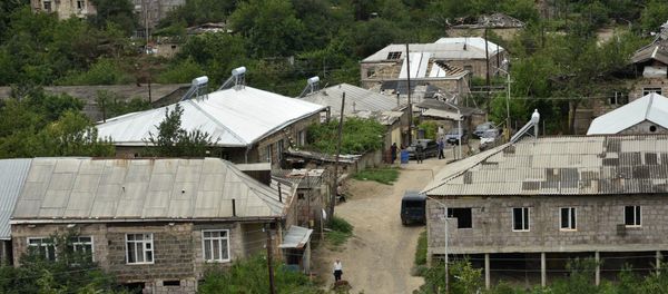 Губернатор Айк Чобанян обошел село Айгепар и ознакомился с рабочим процессом восстановления после обстрелов (1 августа 2020). Тавуш - Sputnik Армения