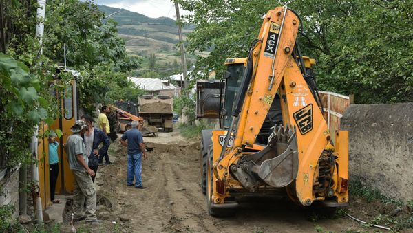 Губернатор Айк Чобанян обошел село Айгепар и ознакомился с рабочим процессом восстановления после обстрелов (1 августа 2020). Тавуш Губернатор Айк Чобанян обошел село Айгепар и ознакомился с рабочим процессом восстановления после обстрелов (1 августа 2020). Тавуш - Sputnik Армения