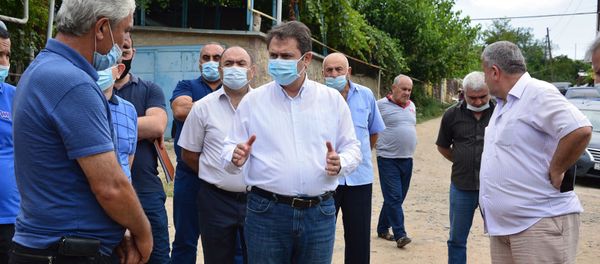 Губернатор Айк Чобанян обошел село Айгепар и ознакомился с рабочим процессом восстановления после обстрелов (1 августа 2020). Тавуш Губернатор Айк Чобанян обошел село Айгепар и ознакомился с рабочим процессом восстановления после обстрелов (1 августа 2020). Тавуш - Sputnik Армения