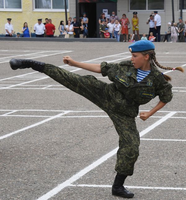 Показательные выступления участницы военно-патриотического клуба Боец на праздничных мероприятиях в честь Дня ВДВ в Приморском крае - Sputnik Армения