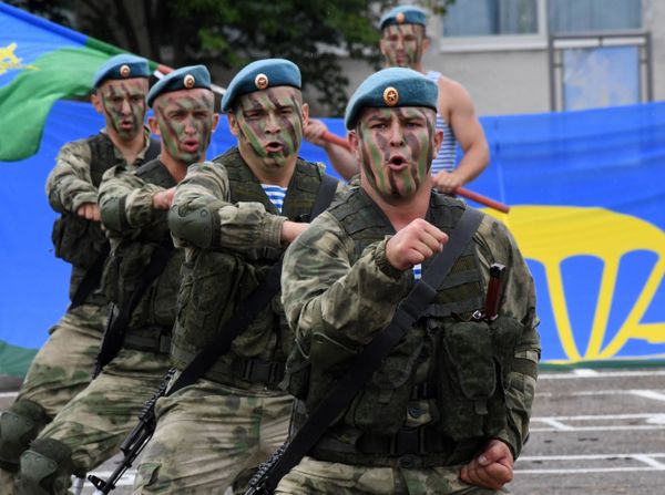 Показательные выступления десантников 83-й отдельной гвардейской десантно-штурмовой бригады ВДВ РФ на праздничных мероприятиях в честь Дня ВДВ в Приморском крае - Sputnik Армения