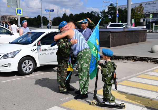 Десантники на праздновании Дня Воздушно-десантных войск в парке Горького в Москве - Sputnik Армения