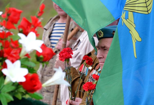 Ветеран ВДВ участвует в церемонии возложения венков и цветов к мемориалу воинам-интернационалистам в день 90-летия Воздушно-десантных войск России на Поклонной горе в Красноярске - Sputnik Армения
