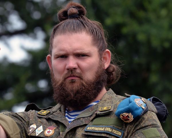 Десантник на церемонии возложения венков и цветов к мемориалу воинам-интернационалистам в день 90-летия Воздушно-десантных войск России на Поклонной горе в Красноярске - Sputnik Армения