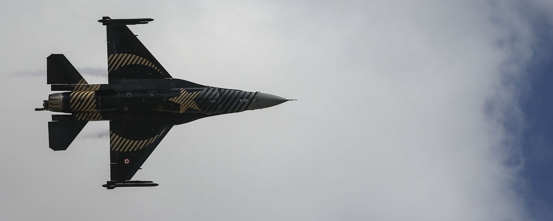 Истребитель F-16, входящий в пилотажную группу ВВС Турции, пролетает над аэропортом Стамбула - Sputnik Армения, 1920, 07.05.2021