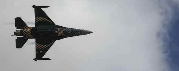 Истребитель F-16, входящий в пилотажную группу ВВС Турции, пролетает над аэропортом Стамбула Истребитель F-16, входящий в пилотажную группу ВВС Турции, пролетает над аэропортом Стамбула - Sputnik Армения
