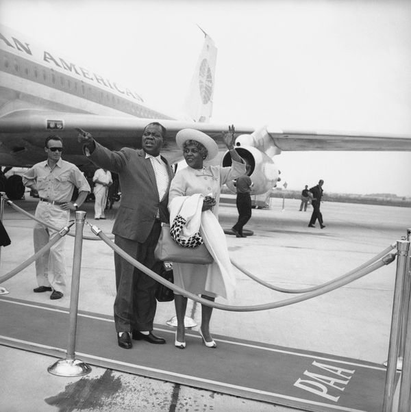 Луи Армстронг с женой Люсиль у самолета в Риме, 1963 год Луи Армстронг с женой Люсиль у самолета в Риме, 1963 год - Sputnik Армения