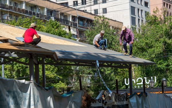 Ситуация на месте вырубки деревьев в сквере Мисака Манушяна (4 августа 2020). Еревaн - Sputnik Армения