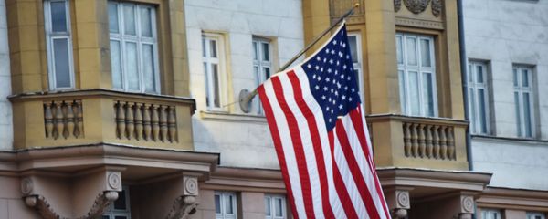 Флаг США на здании посольства в Москве. Флаг США на здании посольства в Москве. - Sputnik Армения
