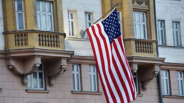Флаг США на здании посольства  - Sputnik Армения