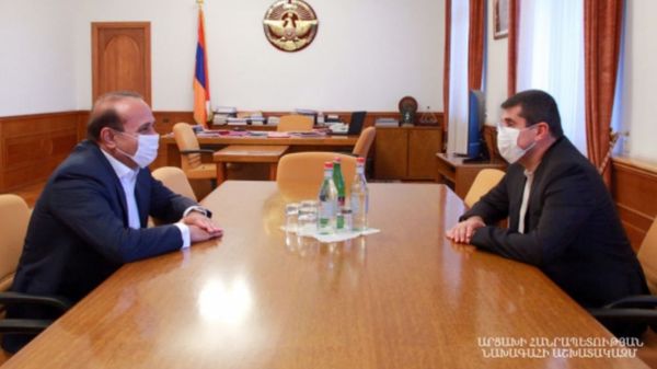 Президент Карабаха Араик Арутюнян принял бывшего премьер-министра Овика Абраамяна (6 августа 2020). Степанакерт - Sputnik Արմենիա