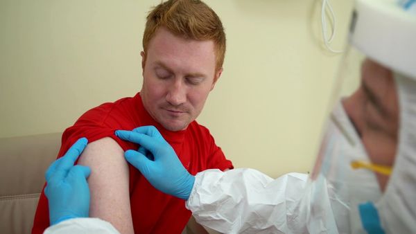 Осмотр перед выпиской добровольцев, участвовавших в испытаниях вакцины от COVID-19 в Главном военном клиническом госпитале им. Н. Н. Бурденко Осмотр перед выпиской добровольцев, участвовавших в испытаниях вакцины от COVID-19 в Главном военном клиническом госпитале им. Н. Н. Бурденко - Sputnik Армения