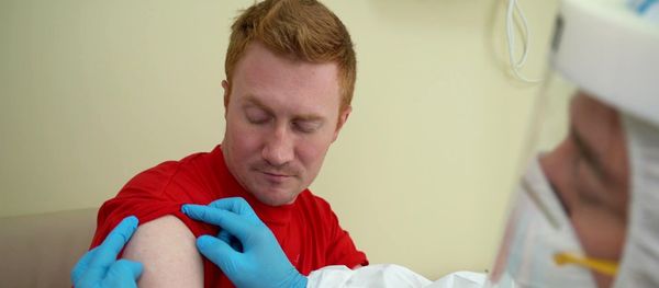 Осмотр перед выпиской добровольцев, участвовавших в испытаниях вакцины от COVID-19 в Главном военном клиническом госпитале им. Н. Н. Бурденко - Sputnik Армения