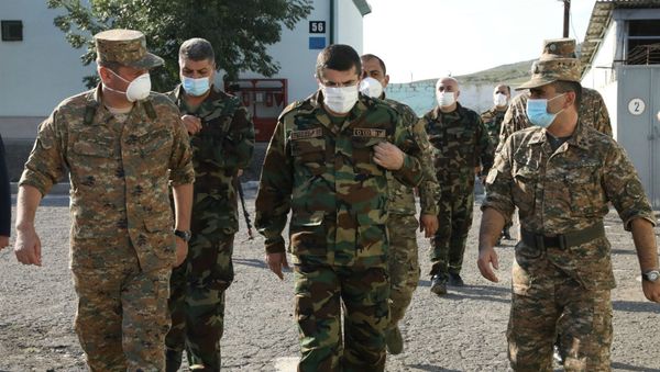 Президент Карабаха Араик Арутюнян в сопровождении генерал-майора Джалала Арутюняна посетил одну из танковых бригад (7 августа 2020). - Sputnik Армения