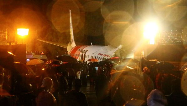 На месте крушения пассажирского самолета Boeing 737 Air India Express в индийском городе Кежикоде, штат Керала, Индия - Sputnik Армения