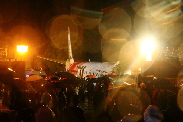На месте крушения пассажирского самолета Boeing 737 Air India Express в индийском городе Кежикоде, штат Керала, Индия - Sputnik Армения