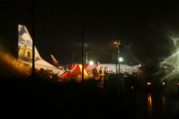 На месте крушения пассажирского самолета Boeing 737 Air India Express в индийском городе Кежикоде, штат Керала, Индия - Sputnik Армения