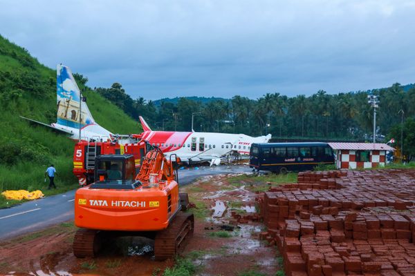 На месте крушения пассажирского самолета Boeing 737 Air India Express в индийском городе Кежикоде, штат Керала, Индия - Sputnik Армения
