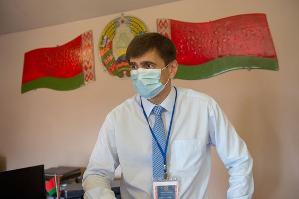 В маске и с антисептиком: как проходят выборы президента Беларуси в Ереване - Sputnik Армения