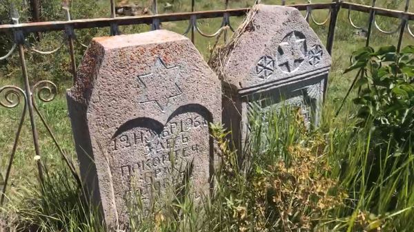 Необычные надгробия, или Куда ведут ворота с иудейской символикой на кладбище Севана - Sputnik Армения