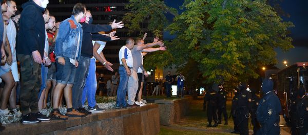 Демонстранты во время акции протеста после закрытия избирательных участков на президентских выборах в Беларуси (9 августа 2020). Минск - Sputnik Արմենիա