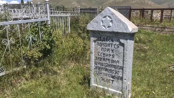 Необычные надгробия, или Куда ведут ворота с иудейской символикой на кладбище Севана - Sputnik Армения