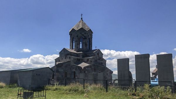 Необычные надгробия, или Куда ведут ворота с иудейской символикой на кладбище Севана - Sputnik Армения