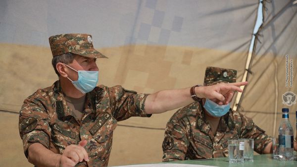 Начальник Генштаба ВС Армении Оник Гаспарян наблюдает за военными учениями - Sputnik Армения