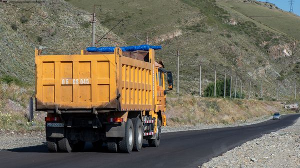 Грузовой автомобиль на трассе M14 - Sputnik Армения