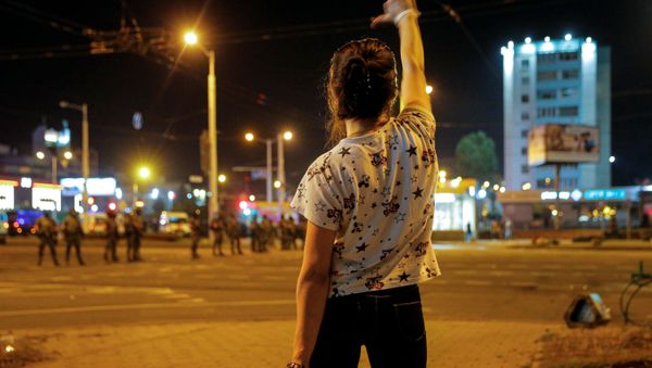 Девушка во время протестов в Минске после президентских выборов Девушка во время протестов в Минске после президентских выборов - Sputnik Армения