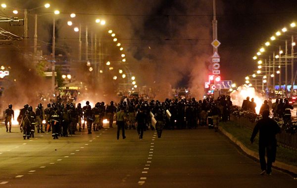 Сотрудники правоохранительных органов во время акции протеста в Минске - Sputnik Армения
