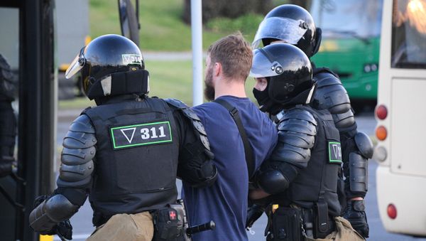 Сотрудники правоохранительных органов задерживают участников акции протеста в Минске (11 августа 2020). - Sputnik Армения