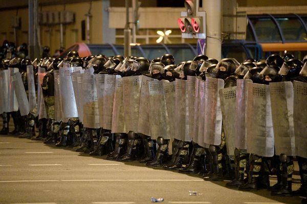  Сотрудники правоохранительных органов во время акции протеста в Минске (11 августа 2020). - Sputnik Армения