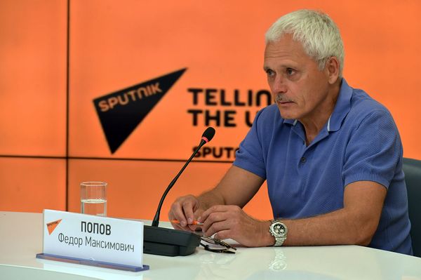 Генеральный директор продюсерского центра  ВГИК -Дебют Федор Попов во время телемоста по теме Киноиндустрия в странах СНГ в период пандемии (10 августа 2020). Москвa - Sputnik Армения