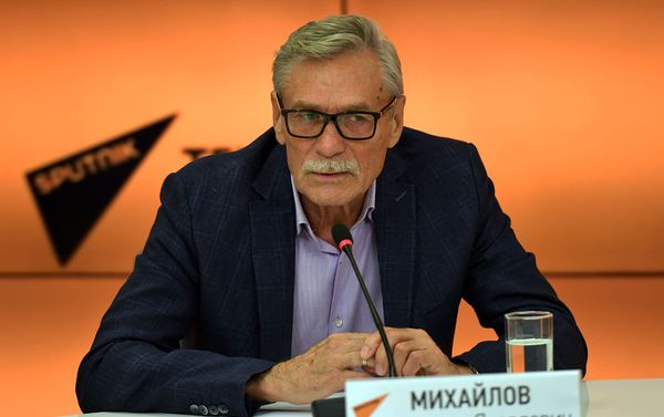Народный артист Россиии Александр Михайлов во время телемоста по теме Киноиндустрия в странах СНГ в период пандемии (10 августа 2020). Москвa - Sputnik Армения